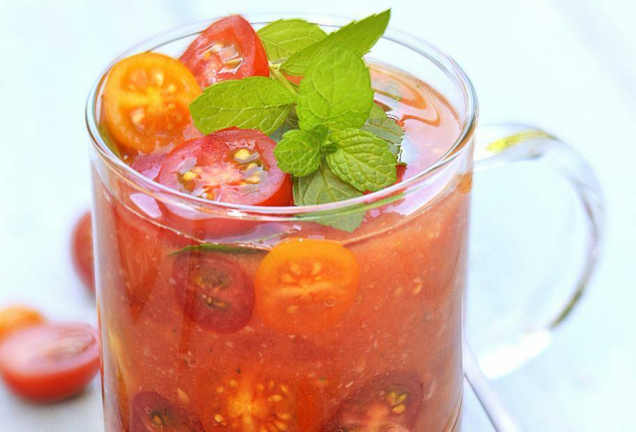 Kalte Tomatensuppe mit bunten Kirschtomaten