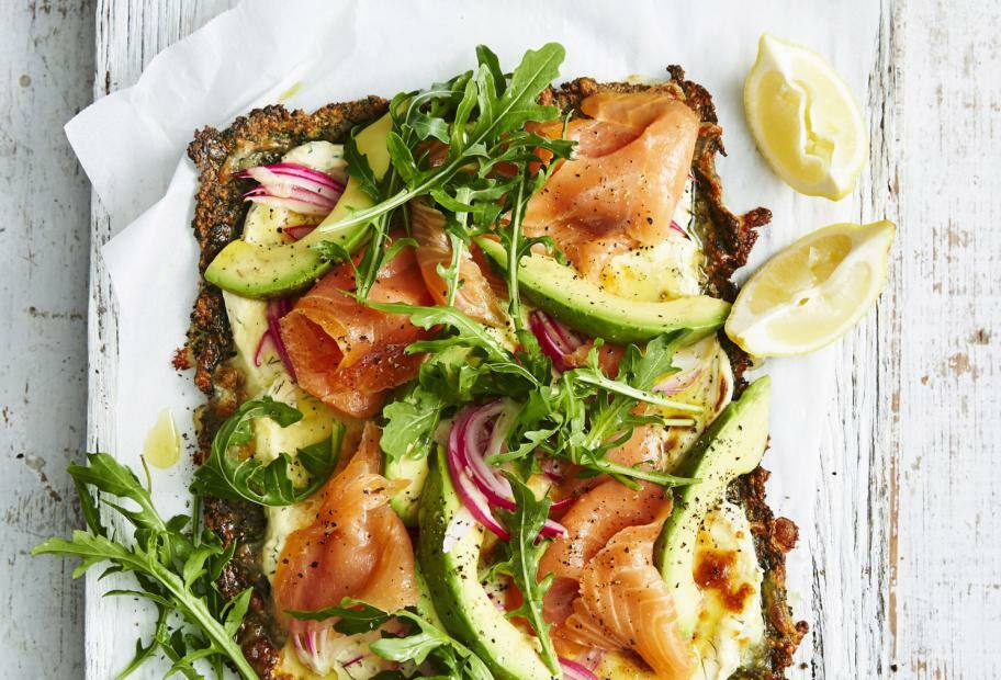 Pizza mit Grünkohlboden und Räucherlachs-Avocado-Belag