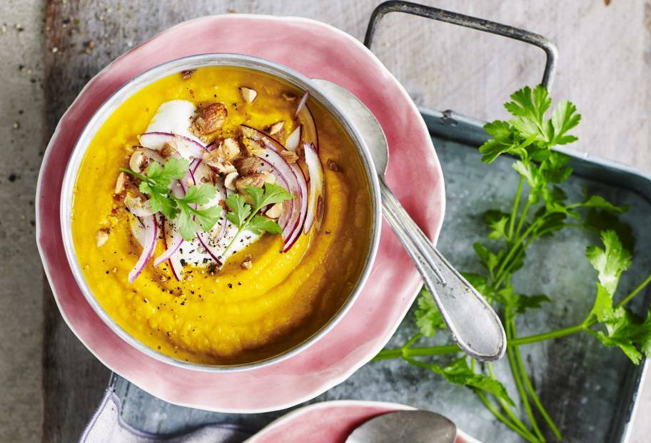 Pikante Möhrensuppe mit Rauchmandeln