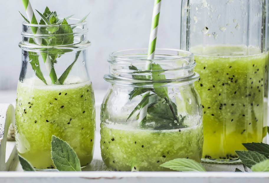 Grüner Smoothie mit Gurke, Kiwi und Minze