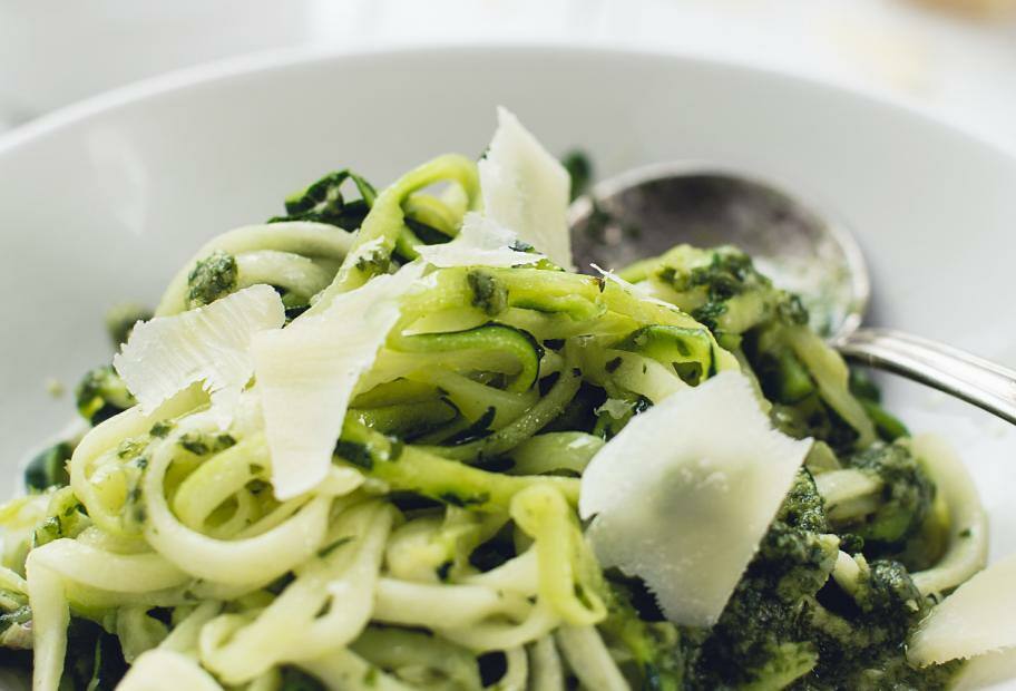 Zucchini-Nudeln mit Basilikumpesto