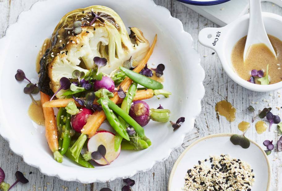 Gebackener Blumenkohl mit Miso-Marinade und lauwarmem Salat
