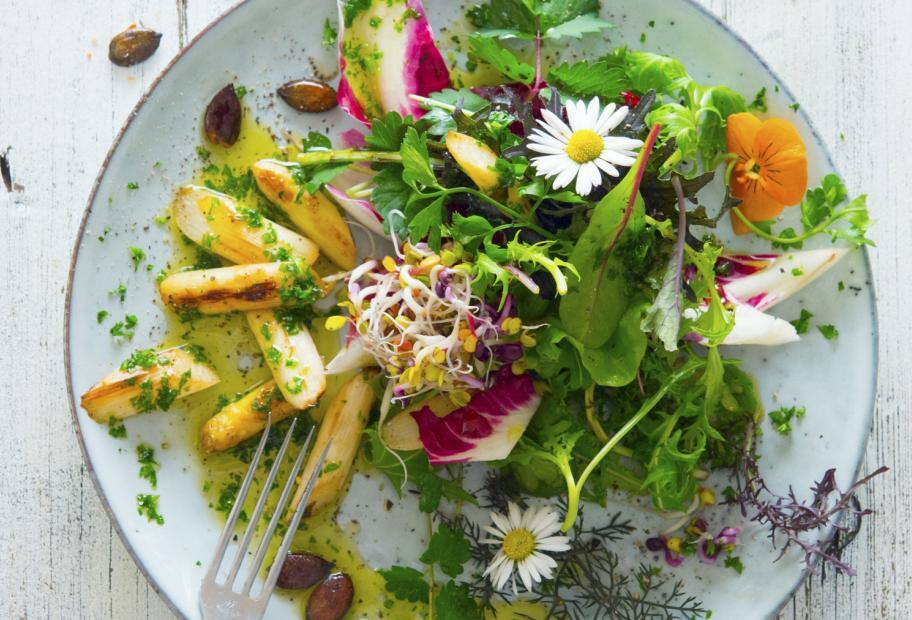 Weißer Spargel mit Wildkräutersalat