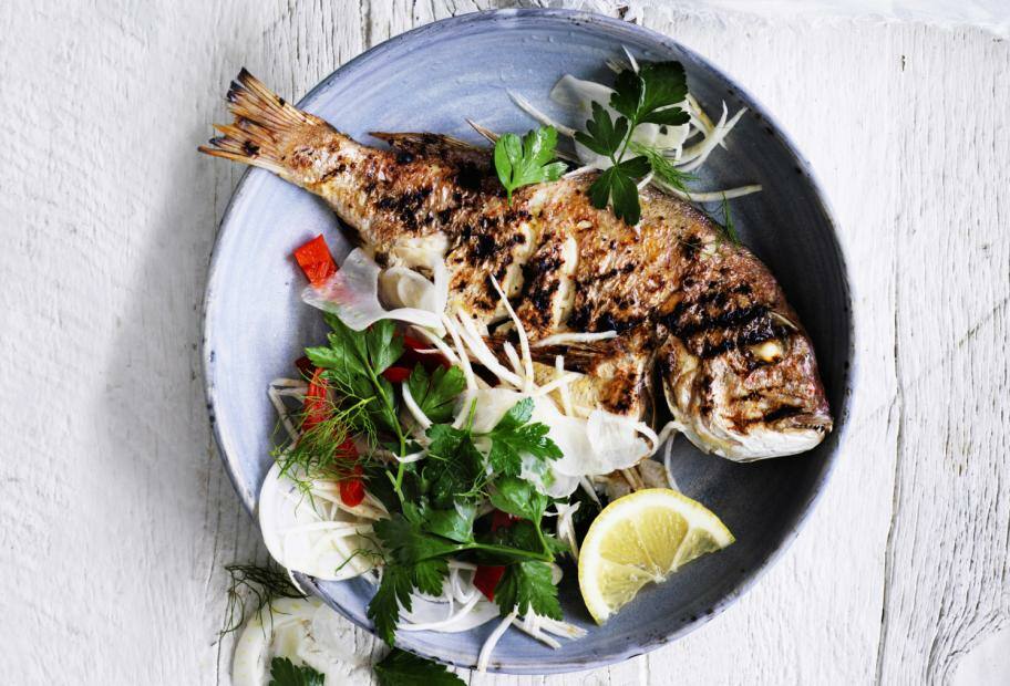 Gegrillter Fisch mit Sellerie-Fenchel-Salat | Lowcarb.de
