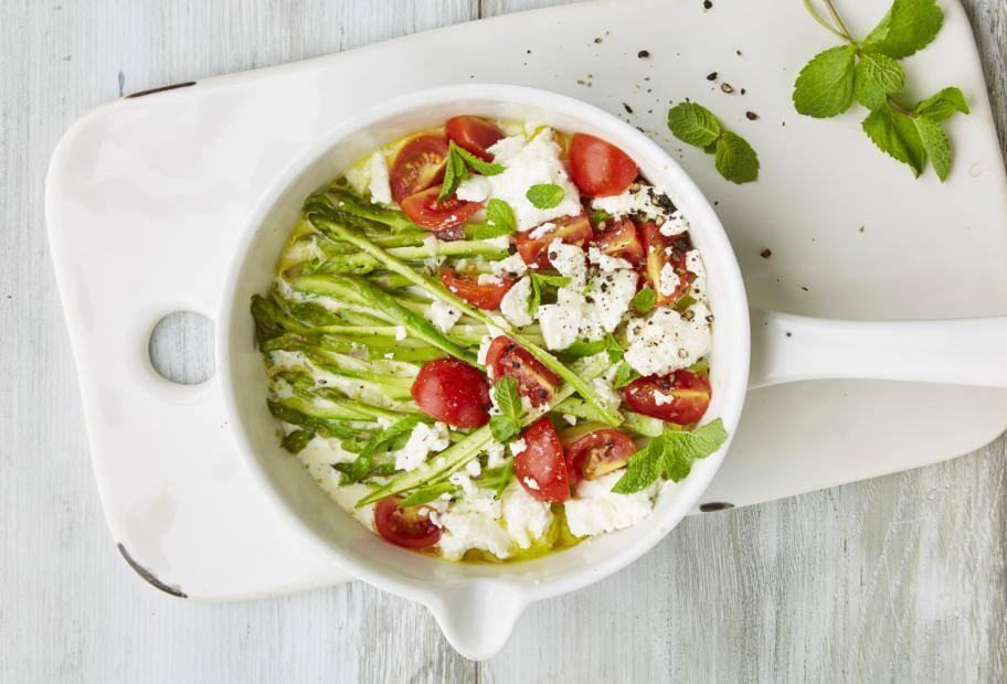 Warmer Spargelsalat mit Tomaten und Feta
