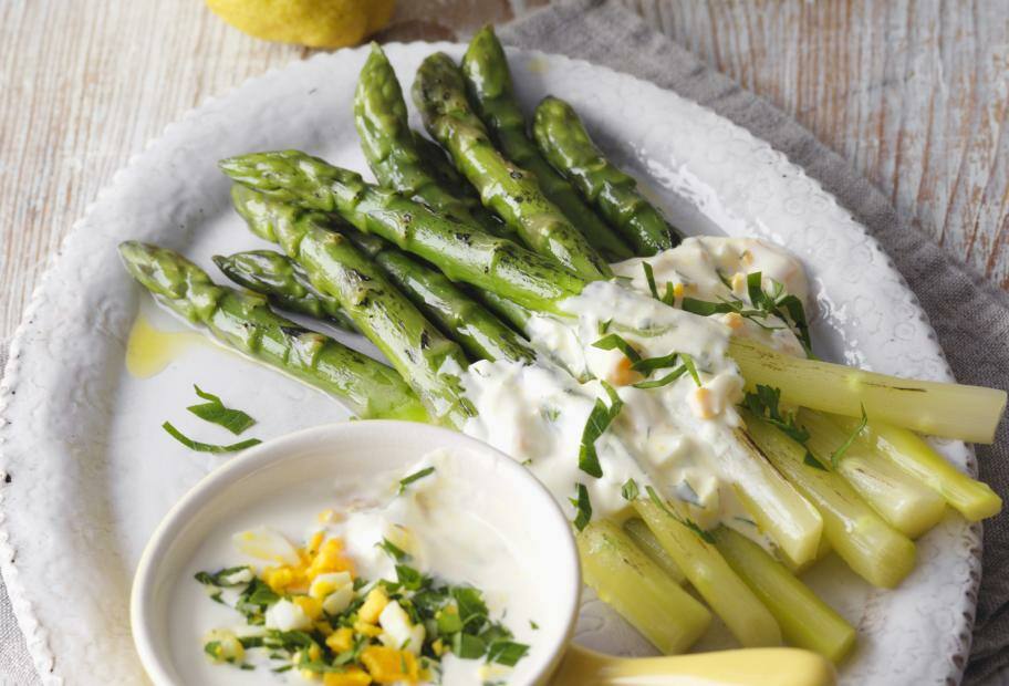 Grüner Spargel vom Grill mit Eiersauce