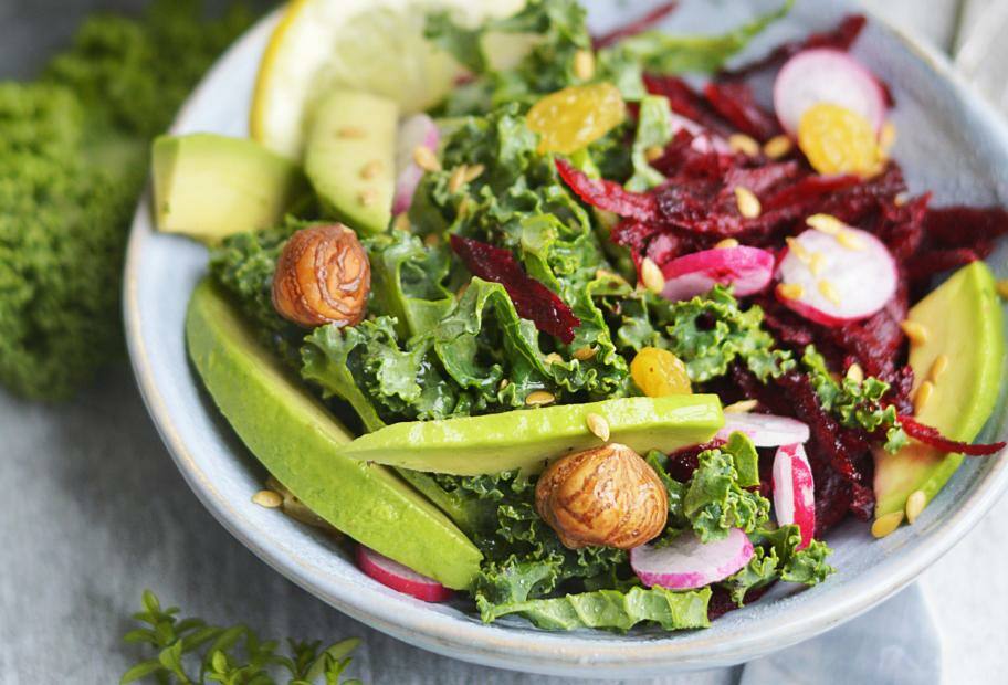 Grünkohlsalat mit Avocado, Rettich, Rote Bete und Haselnuss