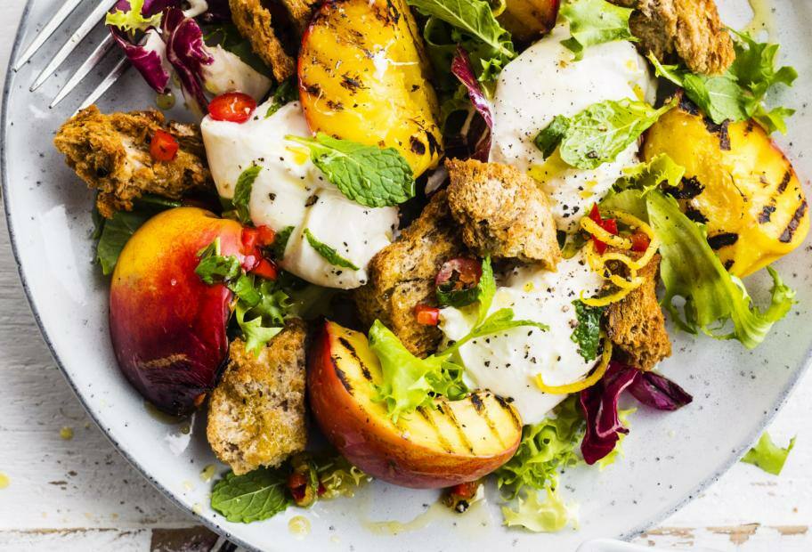 Salat mit gegrillten Nektarinen und Burrata