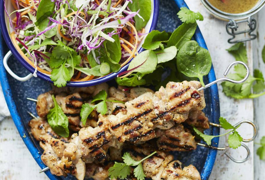 Saté-Hähnchenspieße mit Coleslaw