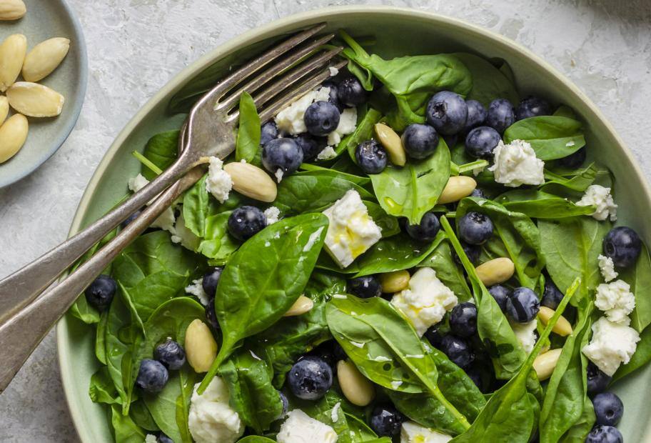 Spinatsalat mit Blaubeeren, Mandeln und Feta