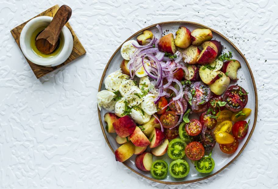 Tomatensalat mit Plattpfirsich und Mozzarella