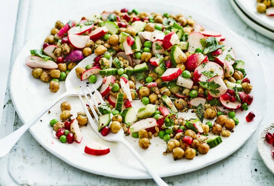 Der schnellste Kichererbsen-Salat mit Gurke und Minze