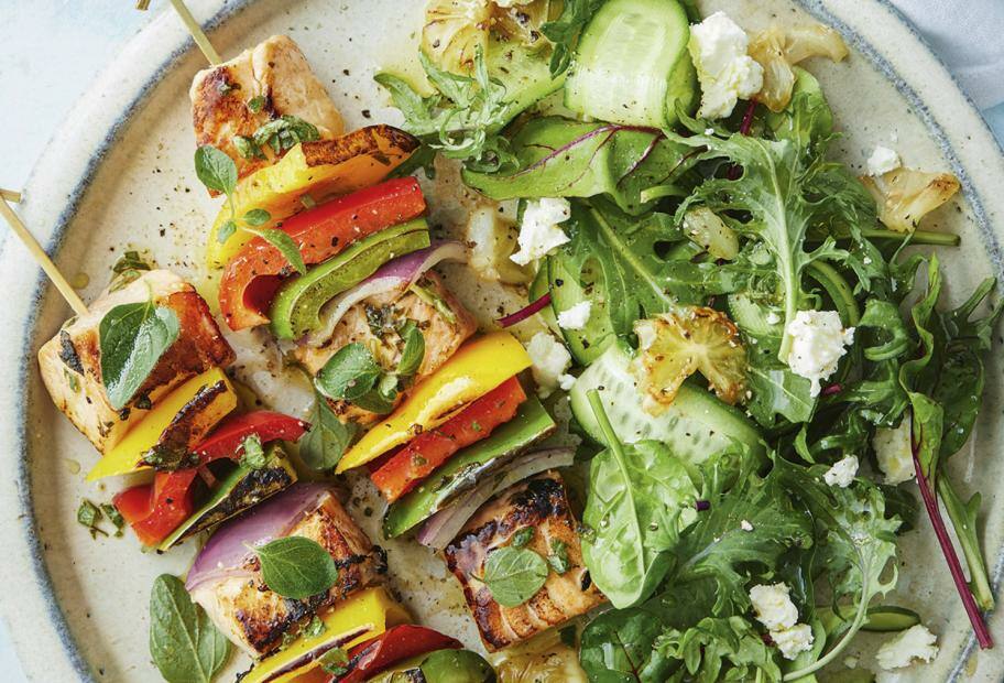 Lachsspieße und Zitronen vom Grill mit Salat