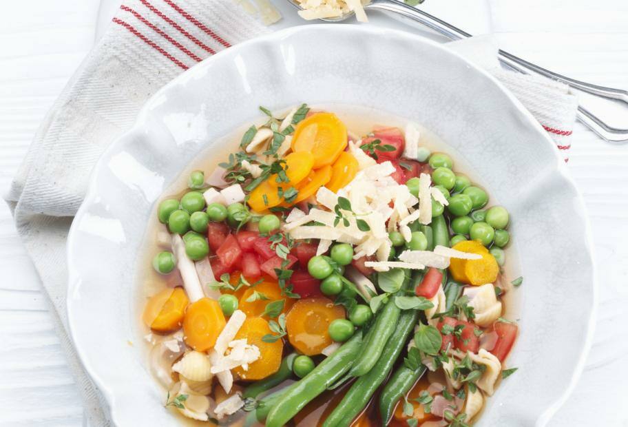 Italienische Minestrone mit Parmesan