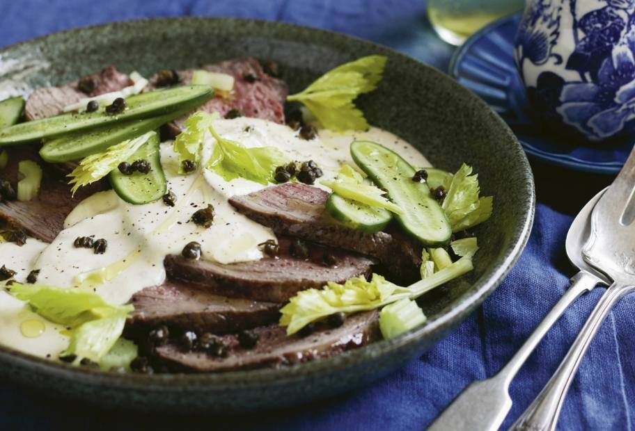 Vitello Tonnato mit Gurken-Kapern-Salat