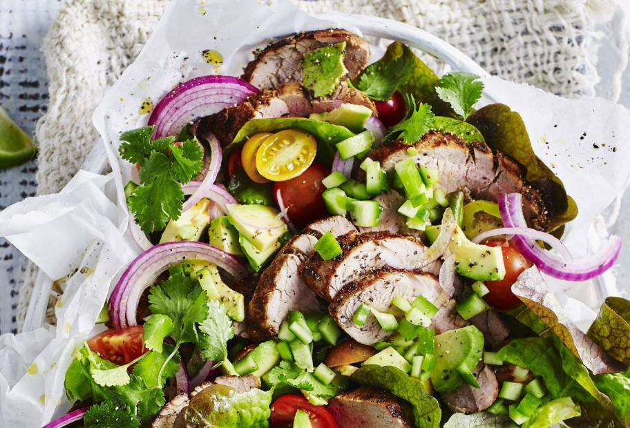 Salat mit Schweinefilet, Avocado und Tomaten