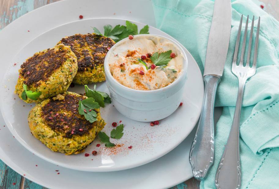 Bratlinge mit pikantem Quarkdip