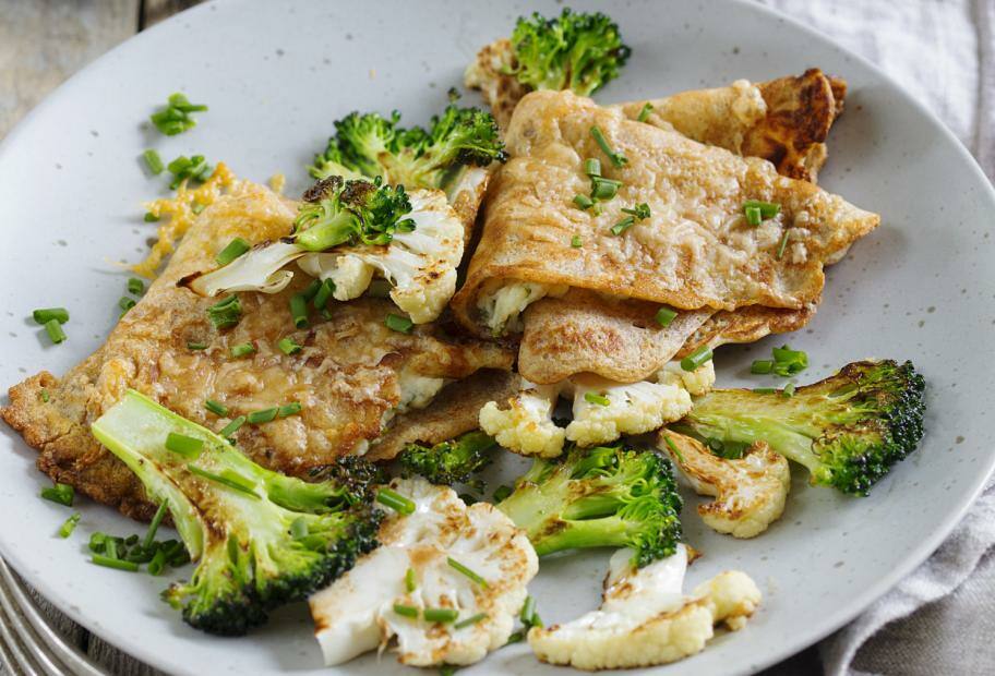 Ricotta-Pfannkuchen mit Brokkoli und Blumenkohl