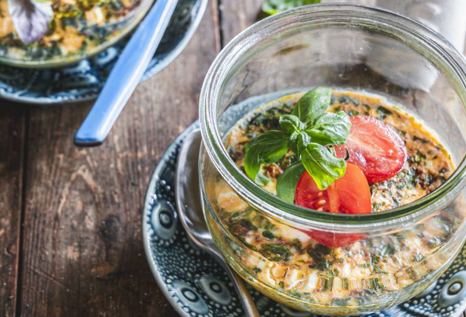 Tomaten-Basilikum-Omelett im Glas
