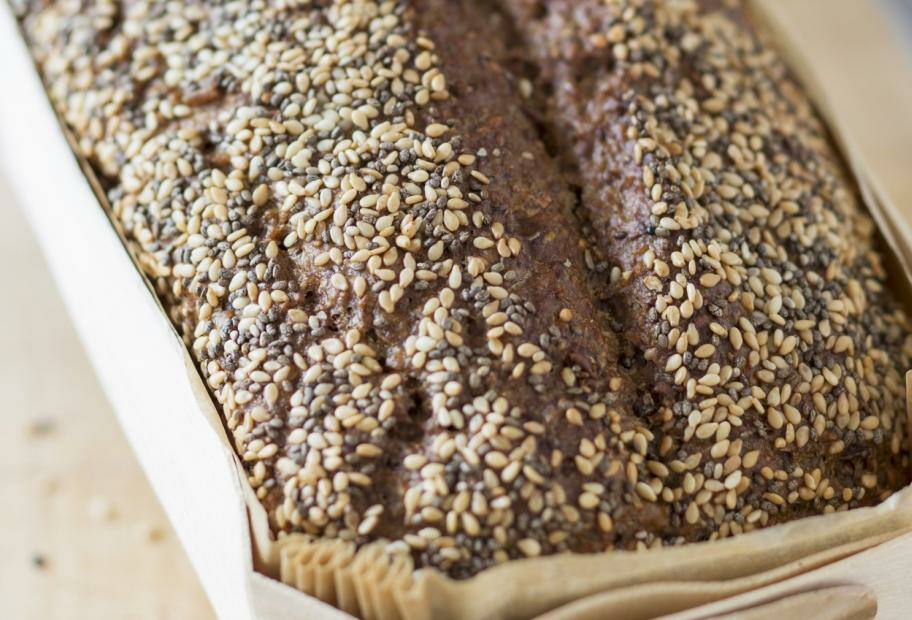 Eiweiß-Brot mit Quark und Chiasamen