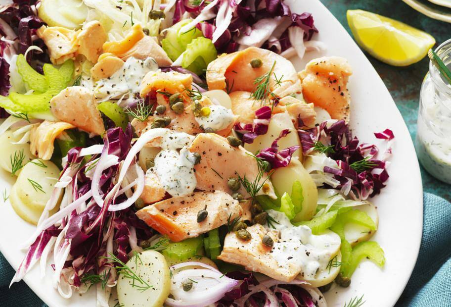 Salat mit pochiertem Lachs, Radicchio, Fenchel, Sellerie und Kapern