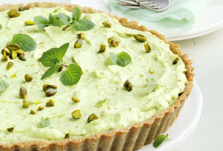 Buchweizentarte mit Erbsencreme und Pistazien