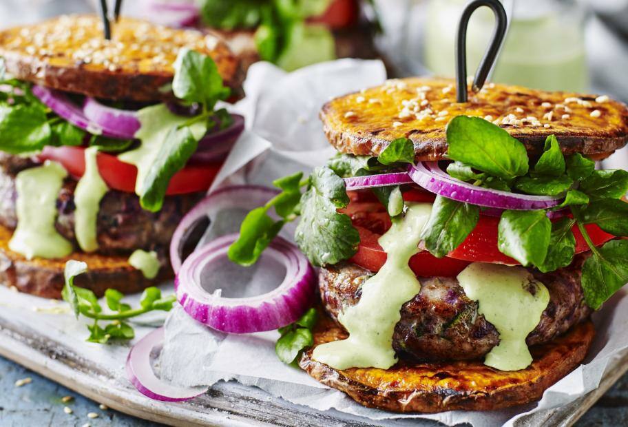 Süß­kar­tof­fel-Bur­ger mit Pu­ten­hack und Avo­ca­do­sau­ce