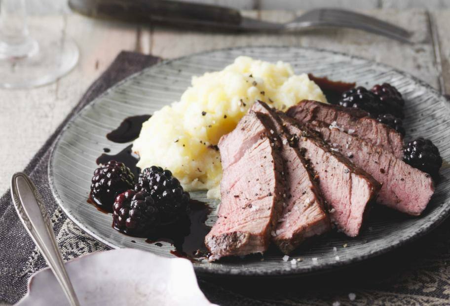 Rinderfilet mit Selleriepüree und Brombeersauce | Lowcarb.de