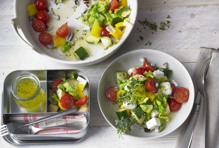 Zucchini-Paprika-Salat mit Feta
