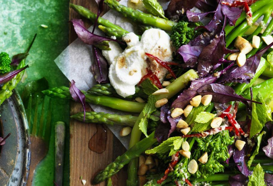 Spargel-Brokkolini-Salat mit Miso-Dressing