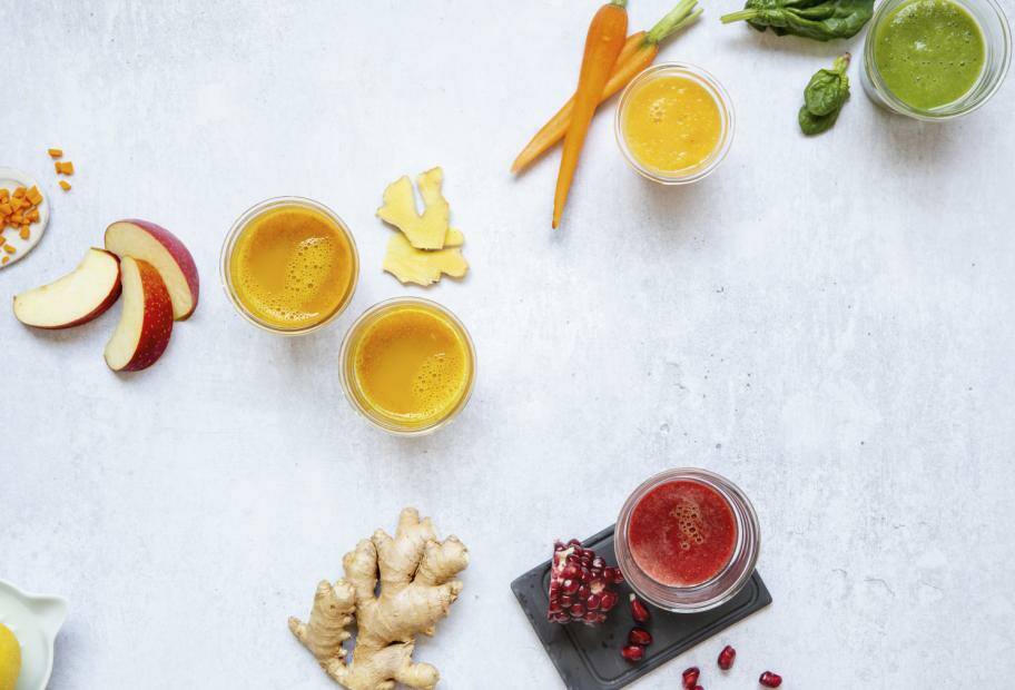 Bunte Ingwershots mit Apfel, Möhre, Spinat und Granatapfel