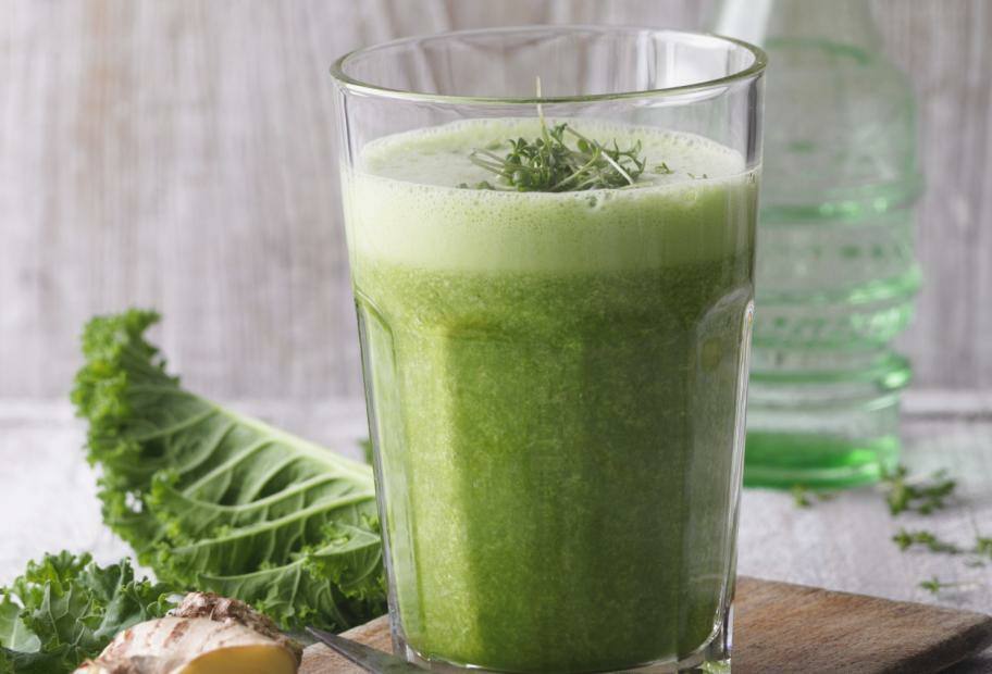 Grünkohl-Kresse-Smoothie mit Ingwer und Ananas