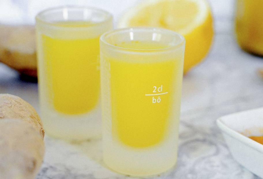 Ingwer-Kurkuma-Shot mit Zitrone