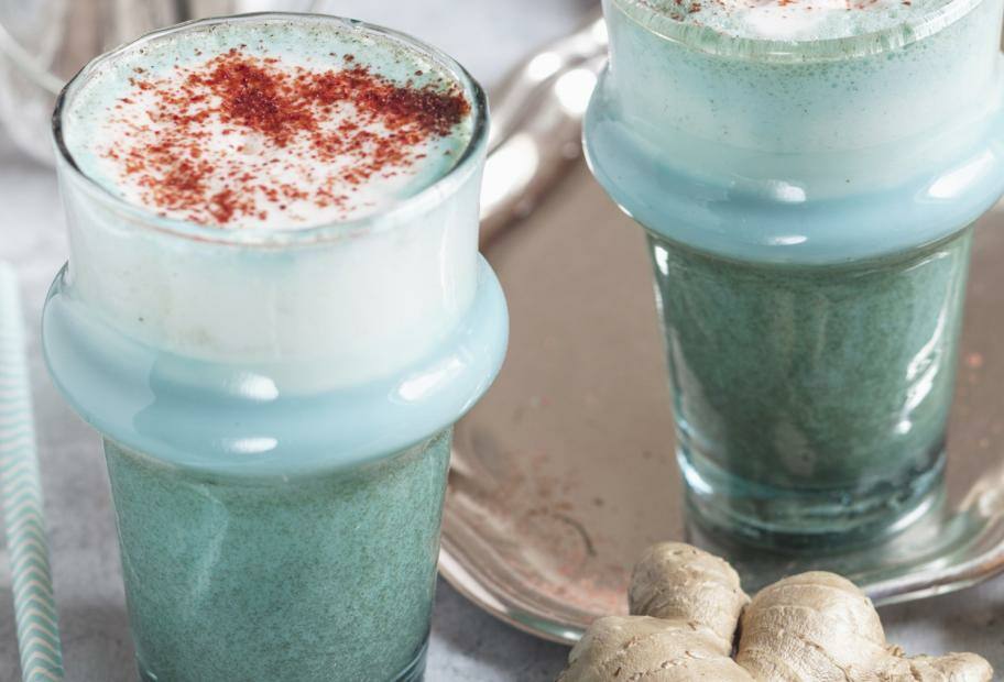 Smurf Latte mit Ingwer, Spirulina und Rote Bete-Pulver