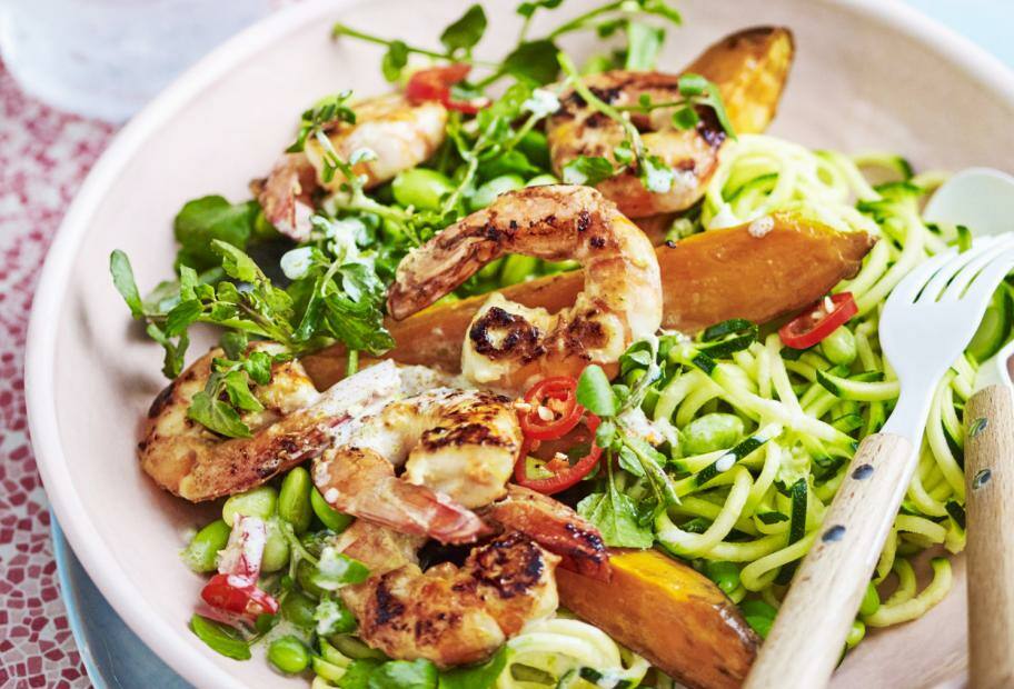 Zucchininudel-Salat mit Ingwer-Garnelen