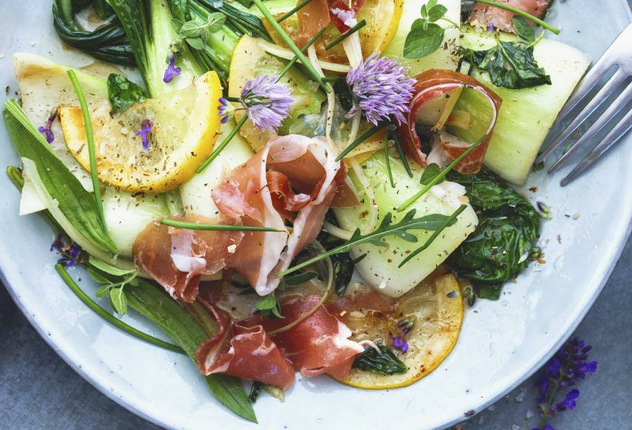 Pak Choi-Salat mit Prosciutto und Zitronen-Ingwer-Dressing
