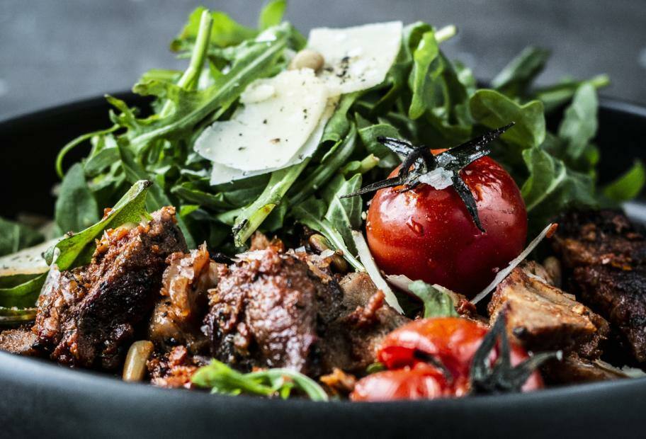 Steak mit Pesto, Tomaten und Rucola