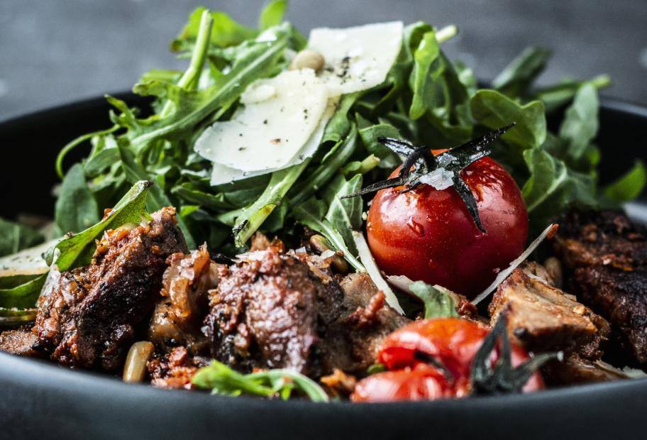 Steak mit Pesto, Tomaten und Rucola