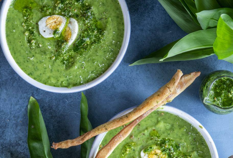 Bärlauch-Spinat-Suppe mit Ei und Grissini