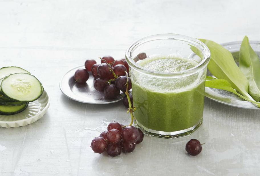 Gurken-Bärlauchsmoothie mit Trauben