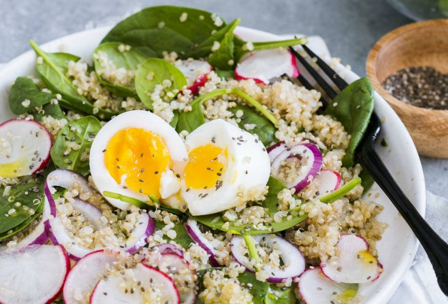 Quinoa-Spinat-Salat mit Chiasamen und Ei