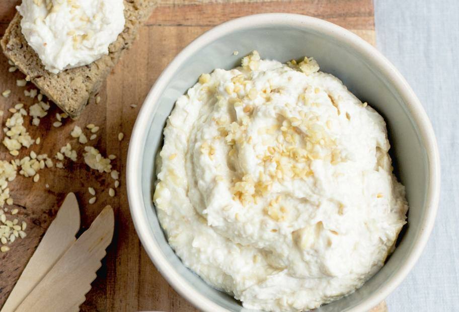 Mandel-Frischkäse-Aufstrich mit Sesam