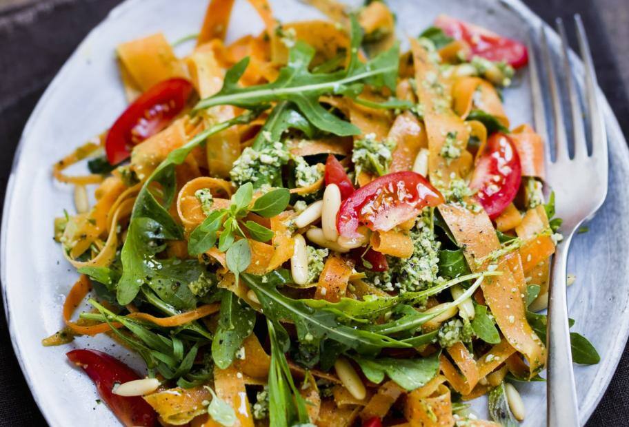 Möhren-Tagliatelle mit Tomaten und Rucola
