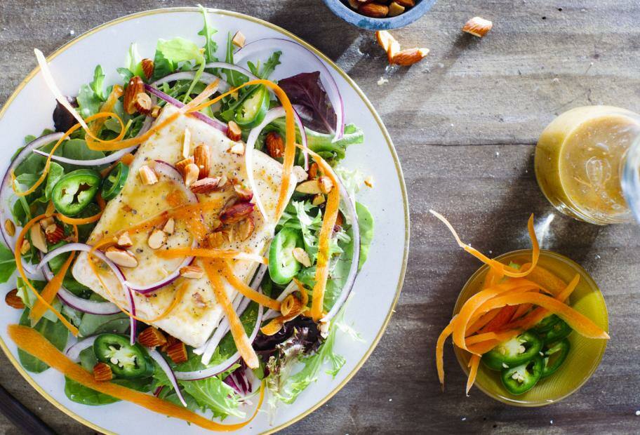 Tofu-Thaisalat mit Nüssen und Jalapeños