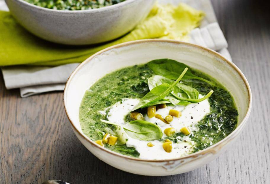 Spinat-Quinoa-Suppe mit Joghurt und Peperoni