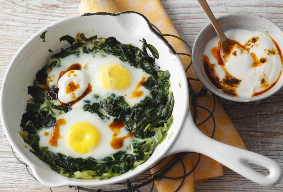 Spinat-Spiegelei-Pfanne mit Chili-Joghurt