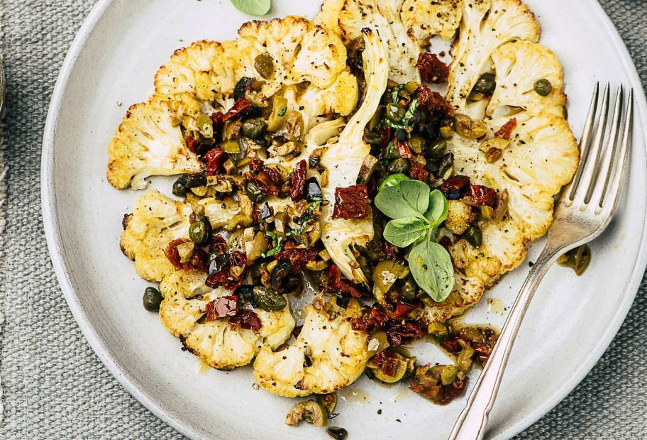 Blumenkohlsteaks mit Oliven-Salsa