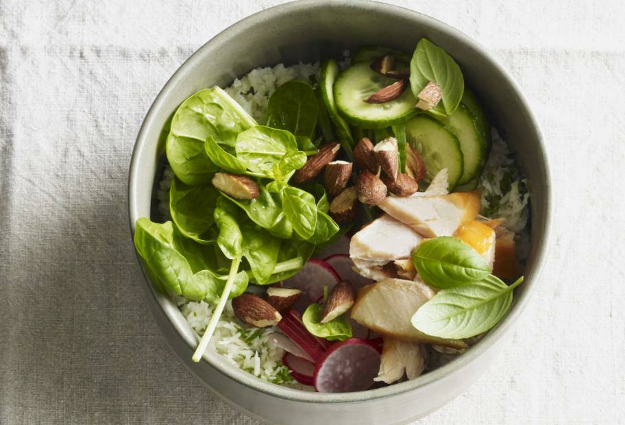 Bowl mit Blumenkohl-Brokkoli-Reis und Lachs