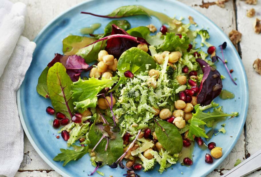 Brokkolisalat mit Kichererbsen und Granatapfel