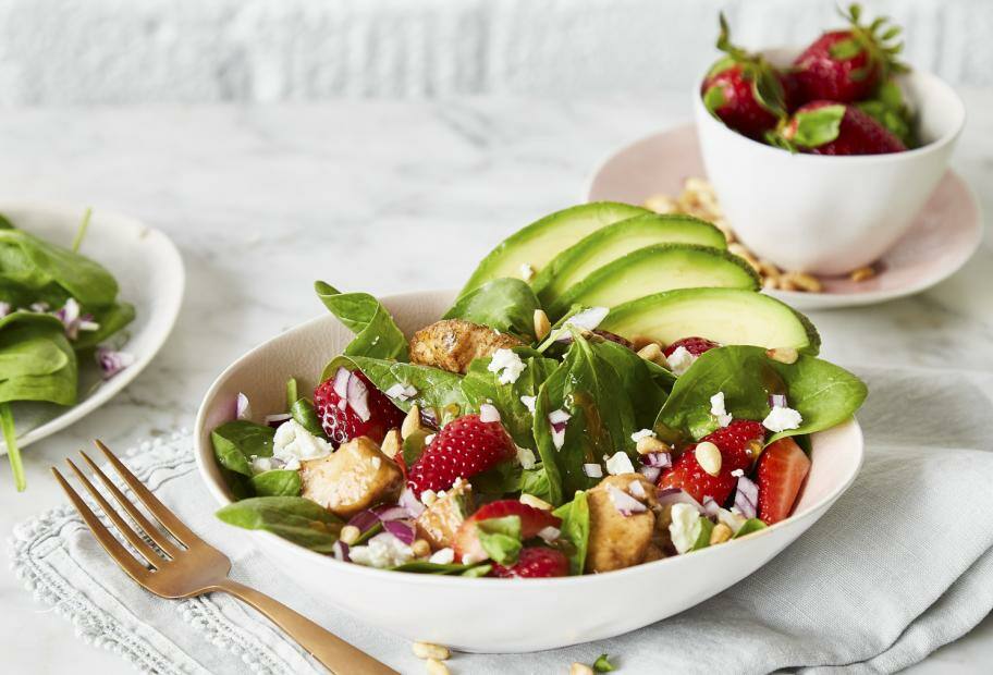 Erdbeer-Spinat-Salat mit Hähnchen und Avocado